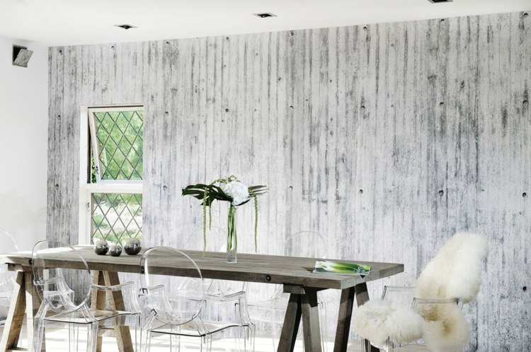 betong-vägg-gör-det-själv-vardagsrum-trä-bord-stolar-plast-transparent-tapeter-väggbeklädnad-betong-ser-fönster