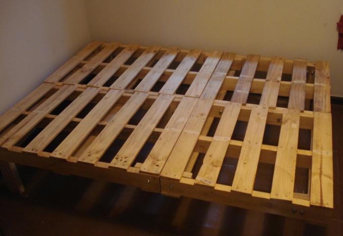 Trä-säng-från-Euro-pallar-bygg-instruktioner-bygg själv