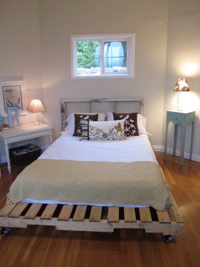 sovrum-säng-gjorda av Euro-pallar-vintage-look-säng sänggavel