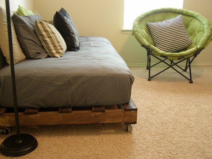 Sovrum-möbler-trä-säng-från-euro-pallar-billigt