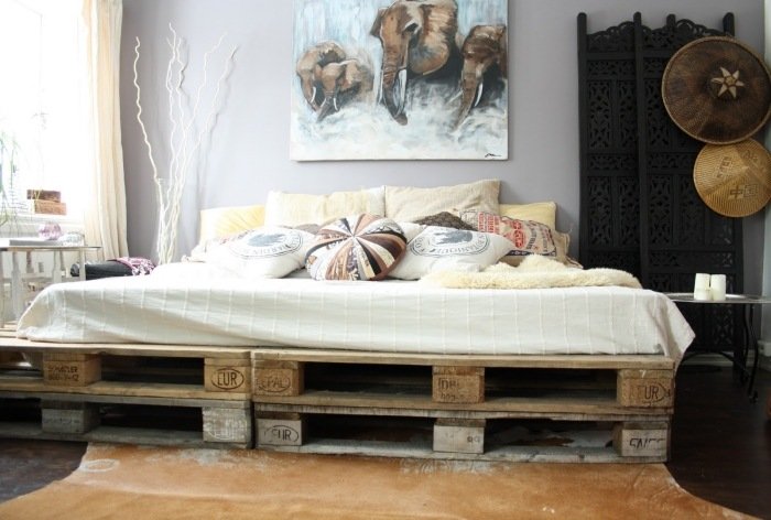 Bygg-din-egen-säng-från-Euro-pallar-idéer-billiga-möbler