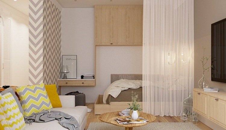 Sängen i vardagsrummet innehåller en gulgrå zigzagmönster med soffa