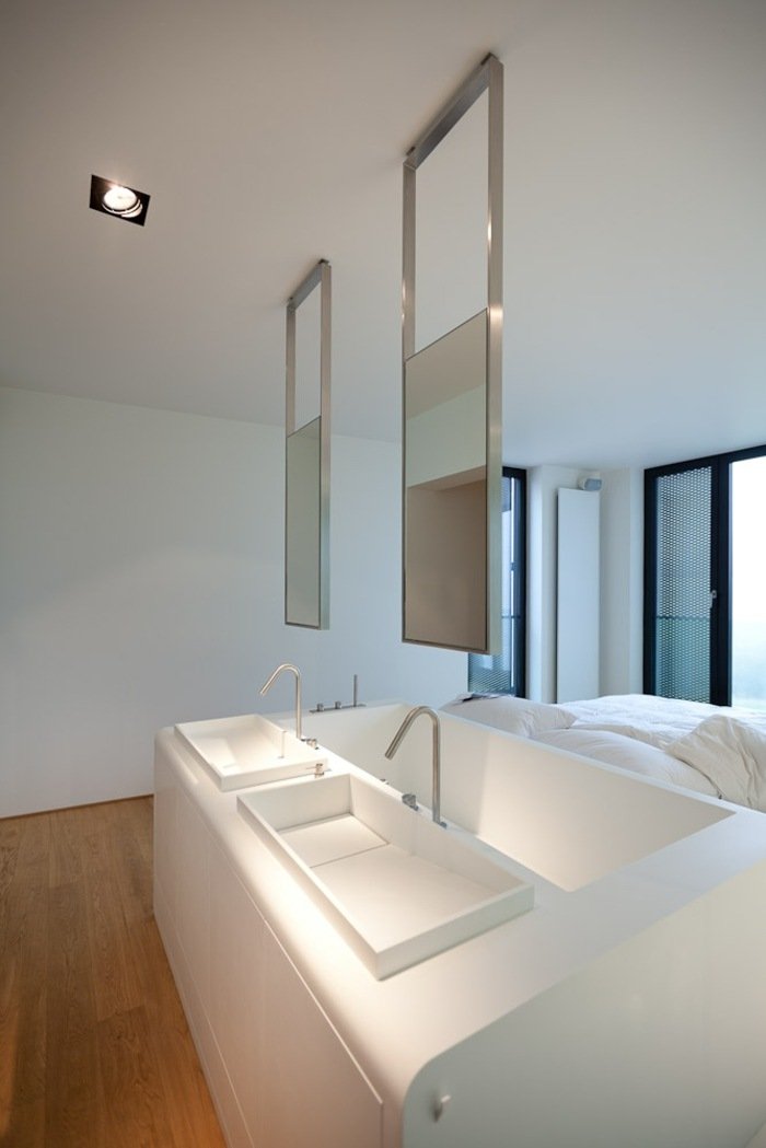 säng med badkar hängande spegel handfat