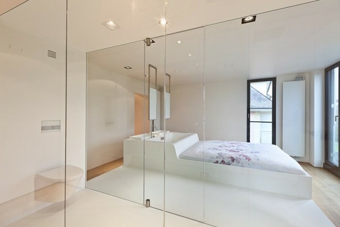 säng med badkar toalettglaserad vit design