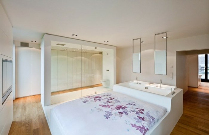 säng med badkar handfat toalett vit