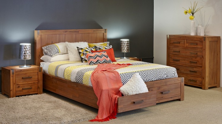 säng med sänglåda-låda-skänk-trämöbler-sovrum-lampor