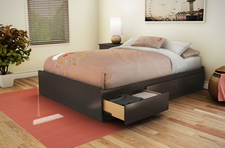 säng med sänglåda-grå-förvaringsutrymme-idé-låda-matta-röd