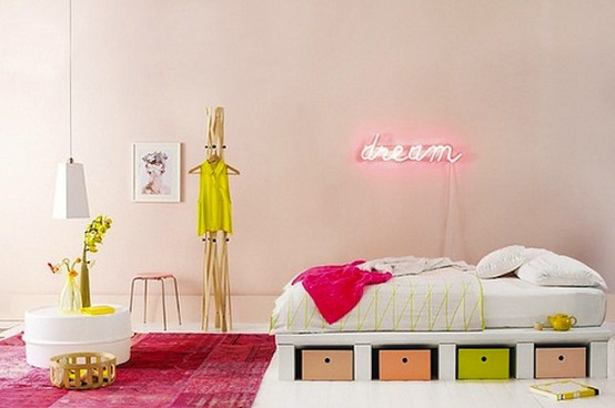 Säng-med-färgade-sänglådor