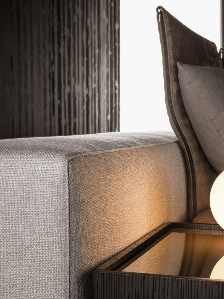 säng minimalistisk grå design ljus soffa liknande ryggstöd klädsel