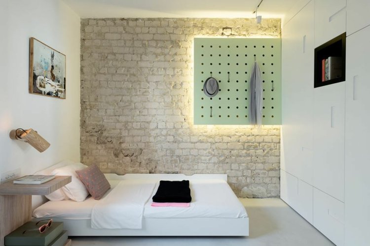 säng utan sänggavel idé-belysning-tegel-vägg-loft-stil