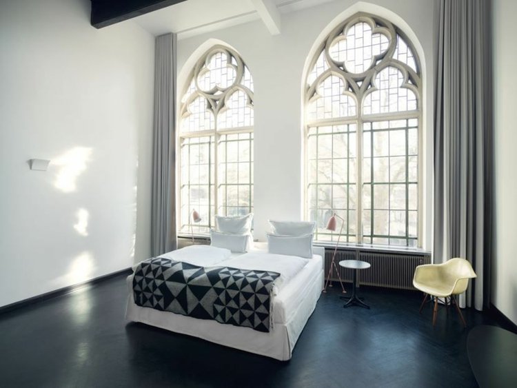 säng-sänggavel-fristående-sovrum-gotiska-fönster-eames-stol-möbler
