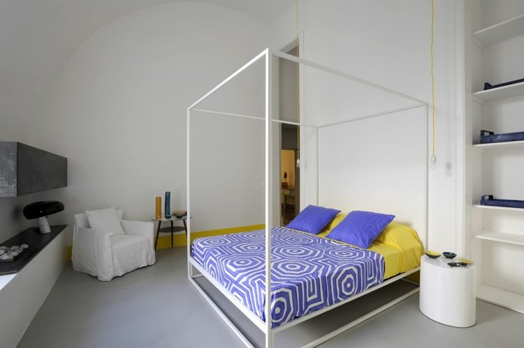 säng-utan-sänggavel-ungdoms-rum-inredning-vit-capri-säng-blå-gul