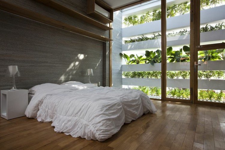 säng-sänggavel-romantisk-design-vertikal-trädgård-växt-fönster