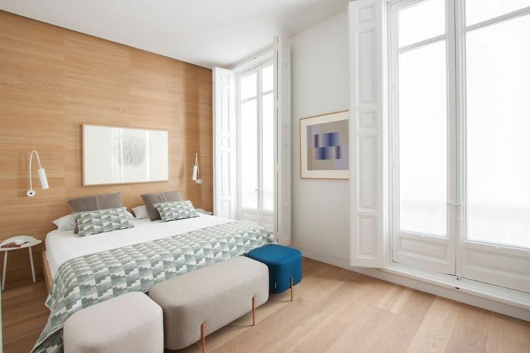 säng-sänggavel-väggbeklädnad-trä-sänglinne-geometriska-mönster-väggmålningar