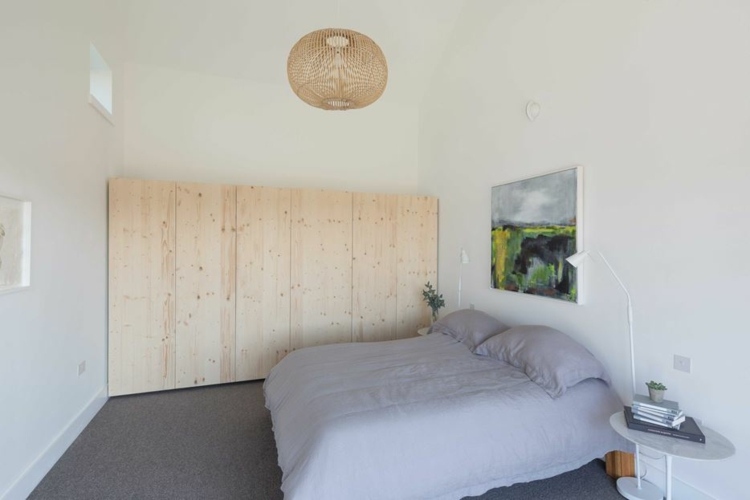 säng-sänggavel-sovrum-vattentorn-garderob-ljus-trä-sängbord