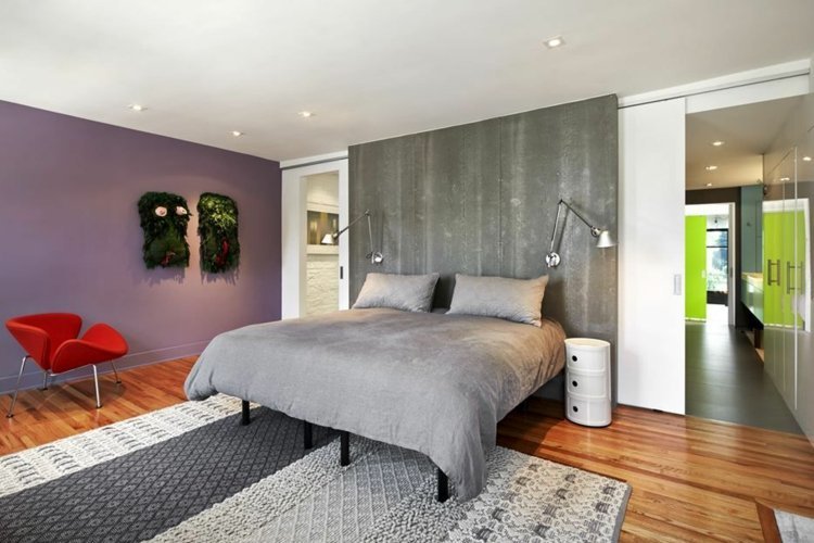 säng-sänggavel-accent-vägg-idé-grå-design-lila-vägg-färg