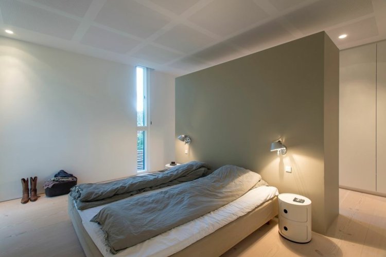 säng-sänggavel-grå-partition-idé-enkel-möblering-sovrum