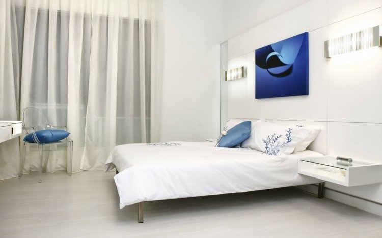 säng-sänggavel-vit-interiör-blå-accenter-minimalistiska-lampor