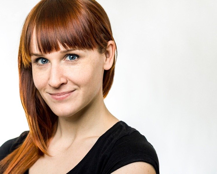 ansökan-foto-gör-själv-bakgrund-vit-kvinna-rödhårig