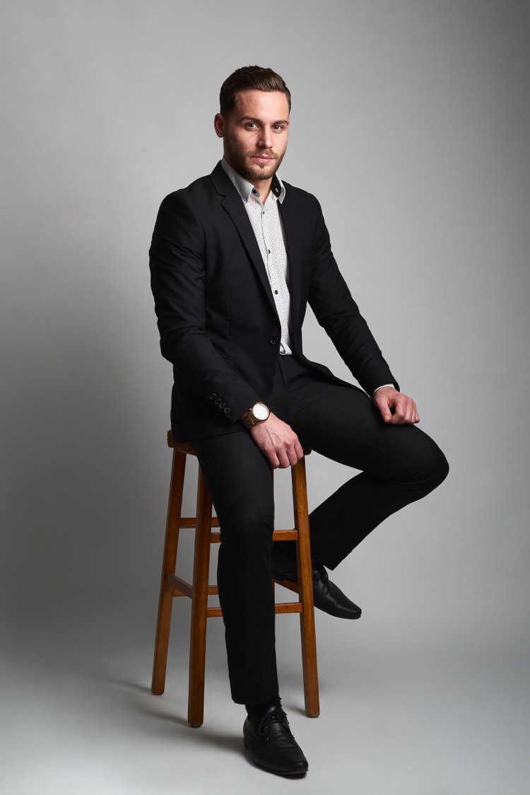 ansökan-foto-gör-det-själv-pose-bakgrund-tips-passar-man