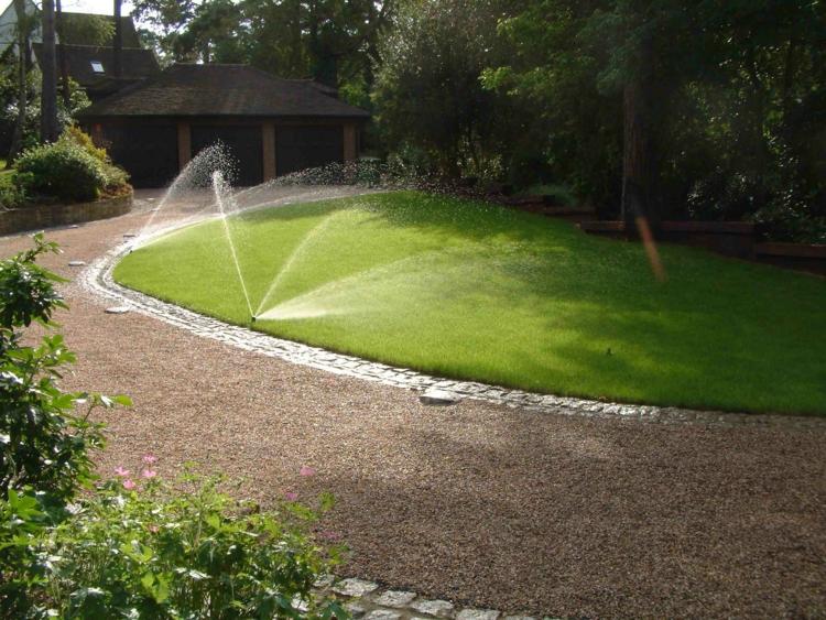 bevattningssystem i trädgården sprinklersystem-billigt-gräsmatta-grönt