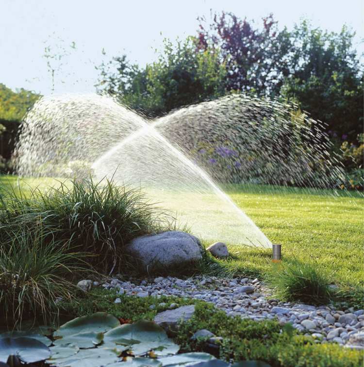 bevattningssystem-trädgård-modern-graeser-damm-vatten-lilja-grus
