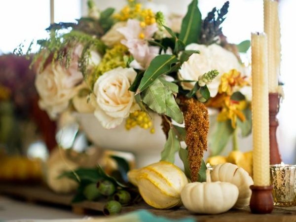 höst-dekoration-bord-festliga-filtar-dekorera-pumpor-blommor-idé