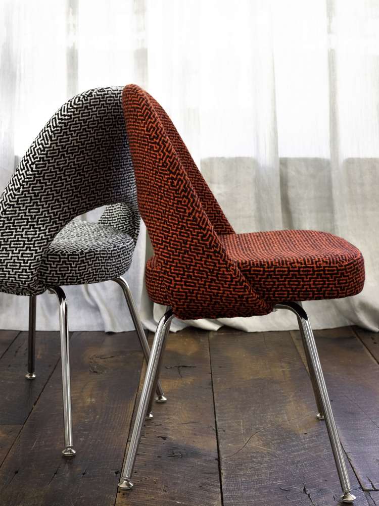 Klädsel-klädsel-knoll-ita-i-röda-stolar-mönster-svart-vit-röd