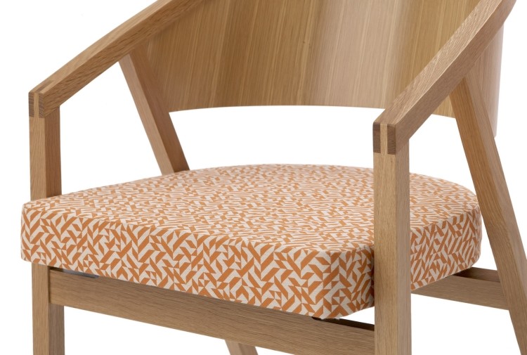 Klädsel-klädsel-knapp-trä-stol-geometriskt-mönster-vit-orange