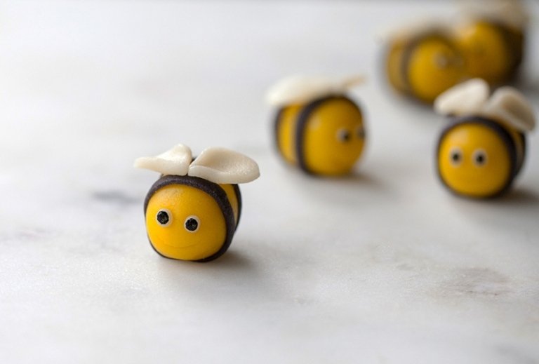 Maya the Bee Cake Recept för att förbereda bin glasyr