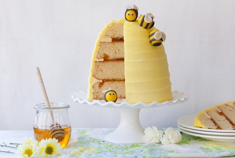Maya the Bee Cake Recept Dome Cake Apricot Buttercream Topping