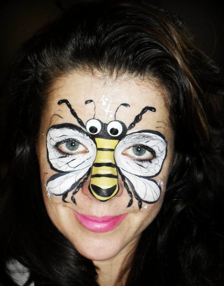 kvinna som applicerar smink på bi -viftande ögon ansiktsmask