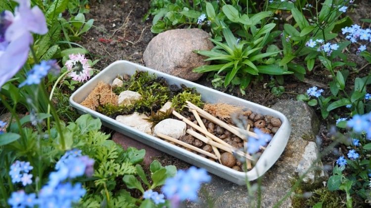 Bygg ditt eget bietryck med naturmaterial - mossa, stenar, pinnar