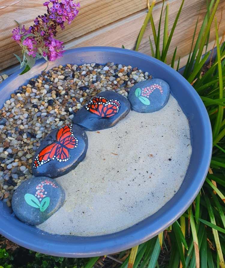Bygg ditt eget bietryck av natursten och sand och med målade stenar som dekoration