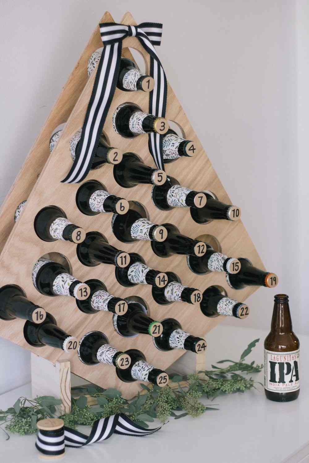 adventskalender med öl som julgran i trä