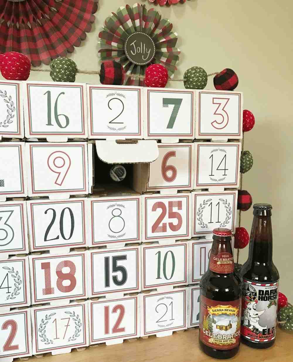 kreativa diy hantverksidéer för öl adventskalender hemlagad av kartong och ölflaskor till jul