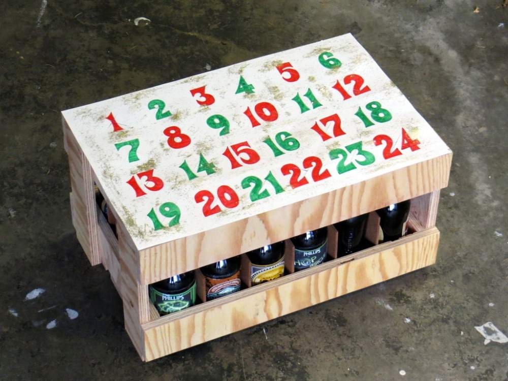 Trälåda med ölflaskor gjorda som en öl adventskalender och försedd med färgade siffror