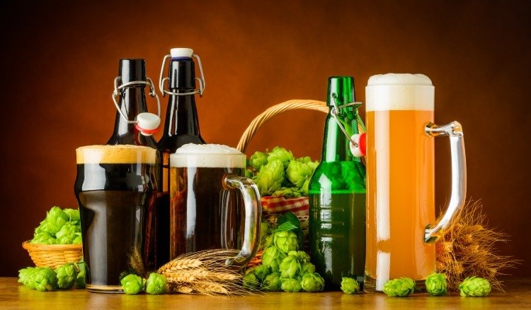 Veteöl med flaska och ingredienser som humle och spannmål brygger ditt eget öl