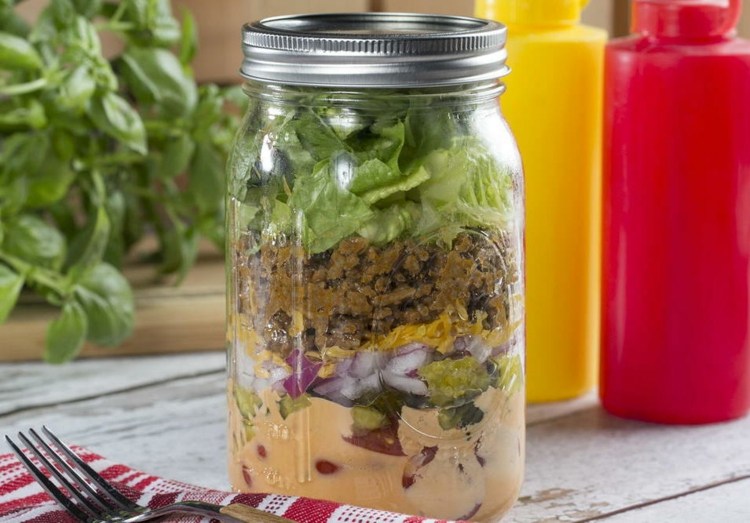 stor-mac-sallad-burk-lager-dressing-pickles-lök-malet kött-isbergssallad-gaffel