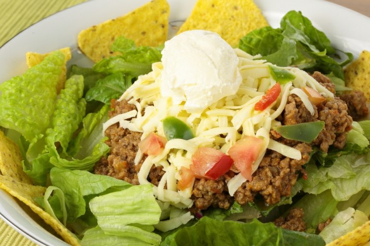 stor-mac-sallad-köttfärs-stekt-nachos-tallrik-paprika-ost-riven-isberg-sallad-creme-fraiche
