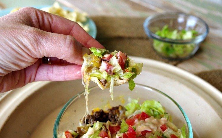 stor-mac-sallad-fest-sallad-glasskål-bacon-isberg-sallad-bearbetad ost-tomat-inlagda gurkor