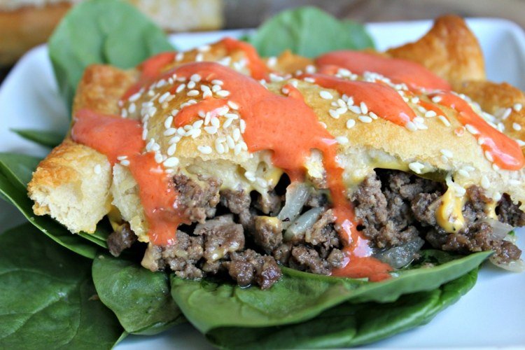 big-mac-sallad-gryta-blad-sallad-isberg-spenat-säng-sesam-bulle-dressing-tomat-lök