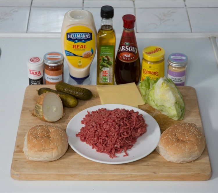 big-mac-sallad-ingredienser-lök-köttfärs-rull-sesam-kryddor-olivolja-isbergssallad-senap-majonnäs