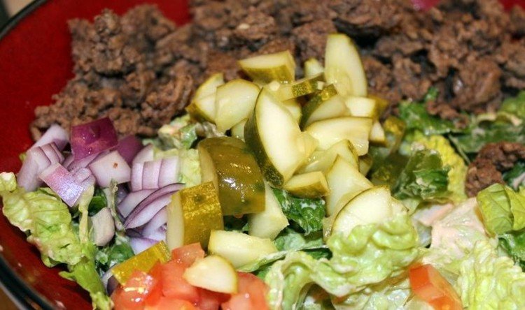 big-mac-sallad-ingredienser-isberg-sallad-pickles-lök-tomater-köttfärs stekt