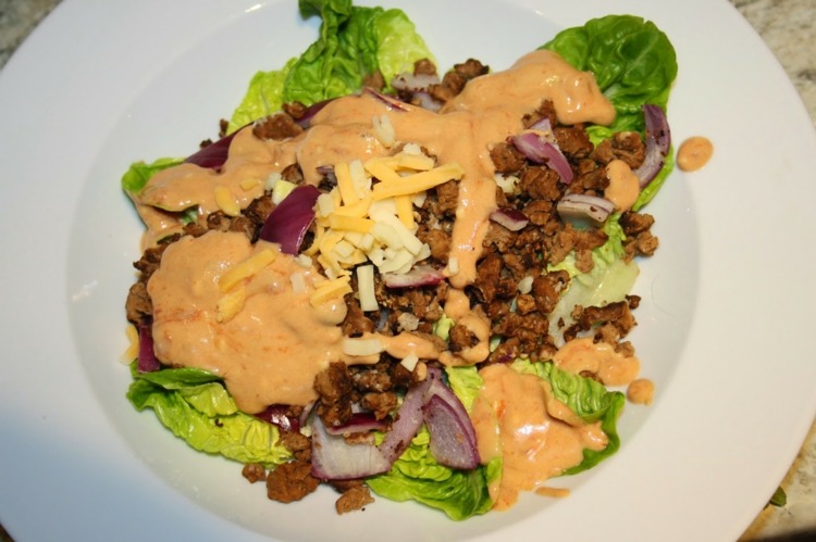 stor-mac-sallad-tallrik-isbergssallad-lök-sås-majonnäs-gouda-pinnar-bearbetad ost