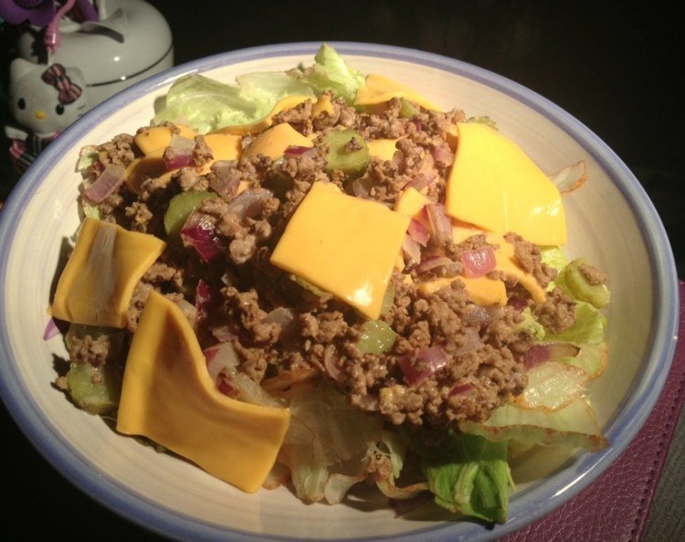 stor-mac-sallad-maträtt-isbergssalladsblad-lök-köttfärs-bearbetad ost-skiva-tallrik