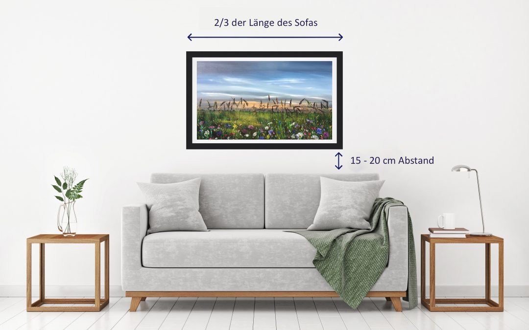 Häng bilden ovanför soffan i rätt höjd och avstånd från soffan