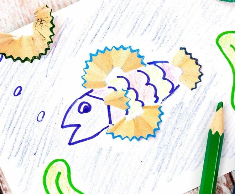 Träbilder - Liten fisk med träspån från färgpennor