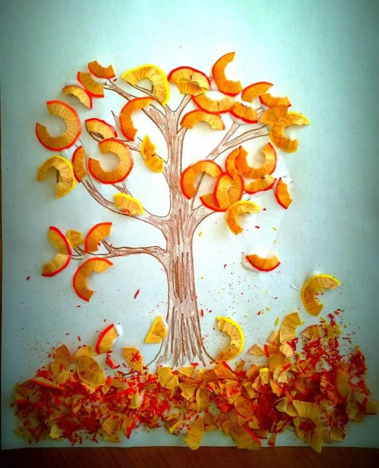 Höstbild gjord av trä i orange och gult - tinker lövträd på papper