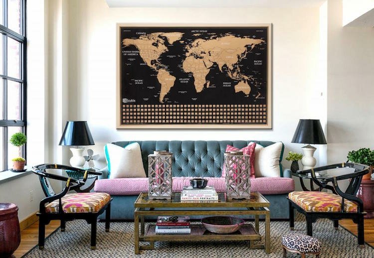 affisch storformat vardagsrum världskarta läder chesterfield soffa